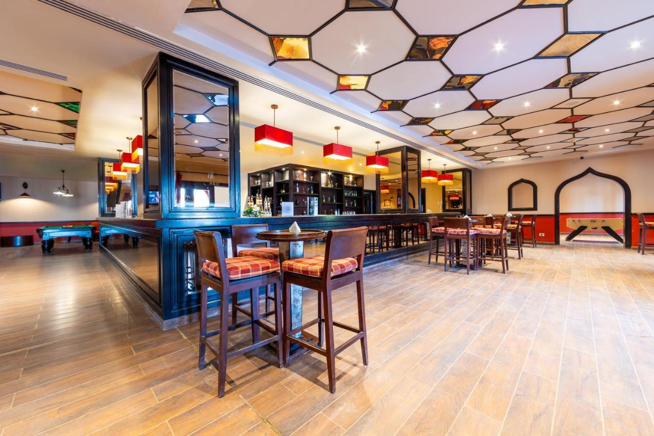 Grand Waterworld Makadi Family Star - Couples And Families Only Hotel Hurghada Eksteriør billede The lounge at the airport