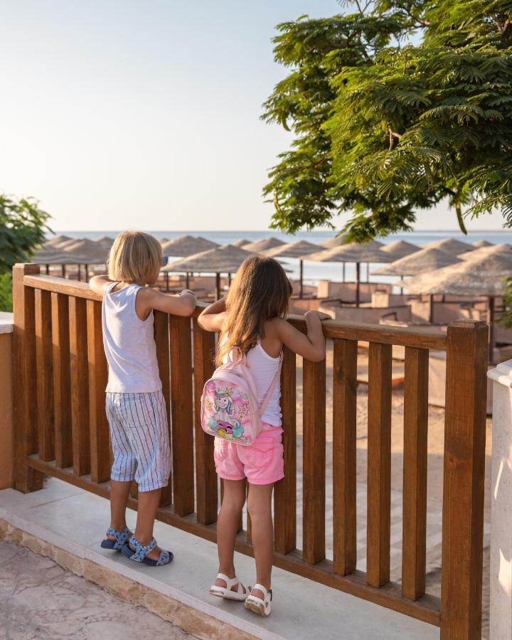 Grand Waterworld Makadi Family Star - Couples And Families Only Hotel Hurghada Eksteriør billede Children on a balcony