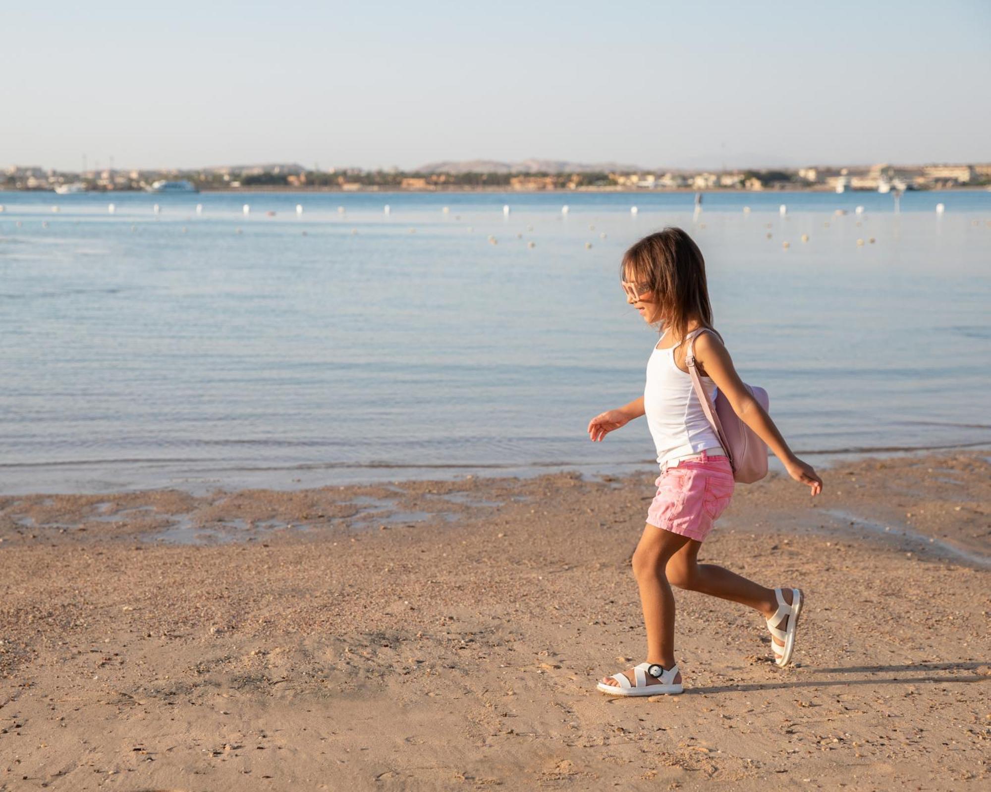 Grand Waterworld Makadi Family Star - Couples And Families Only Hotel Hurghada Eksteriør billede A child walking on the beach