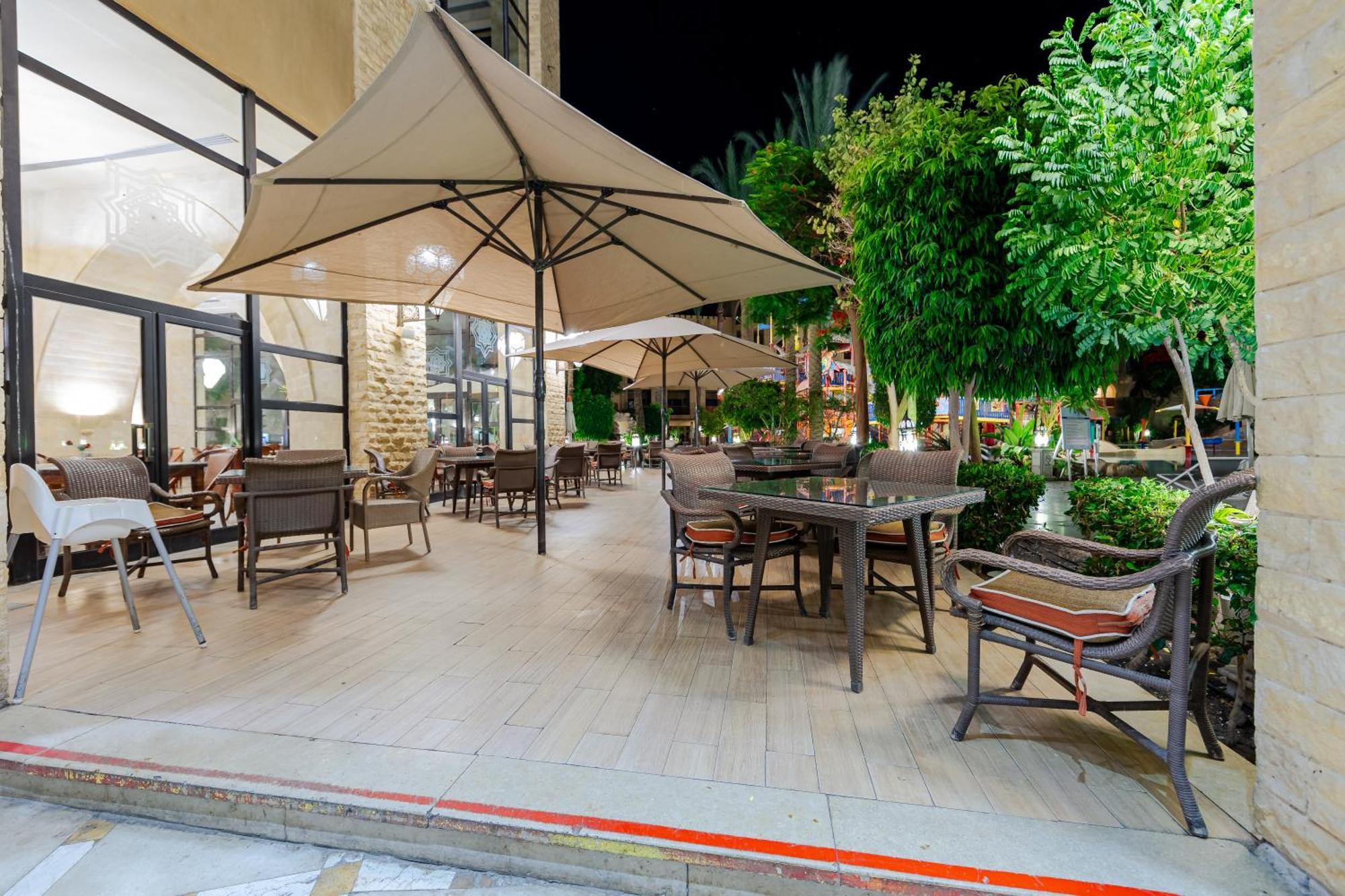 Grand Waterworld Makadi Family Star - Couples And Families Only Hotel Hurghada Eksteriør billede The hotel's outdoor dining area