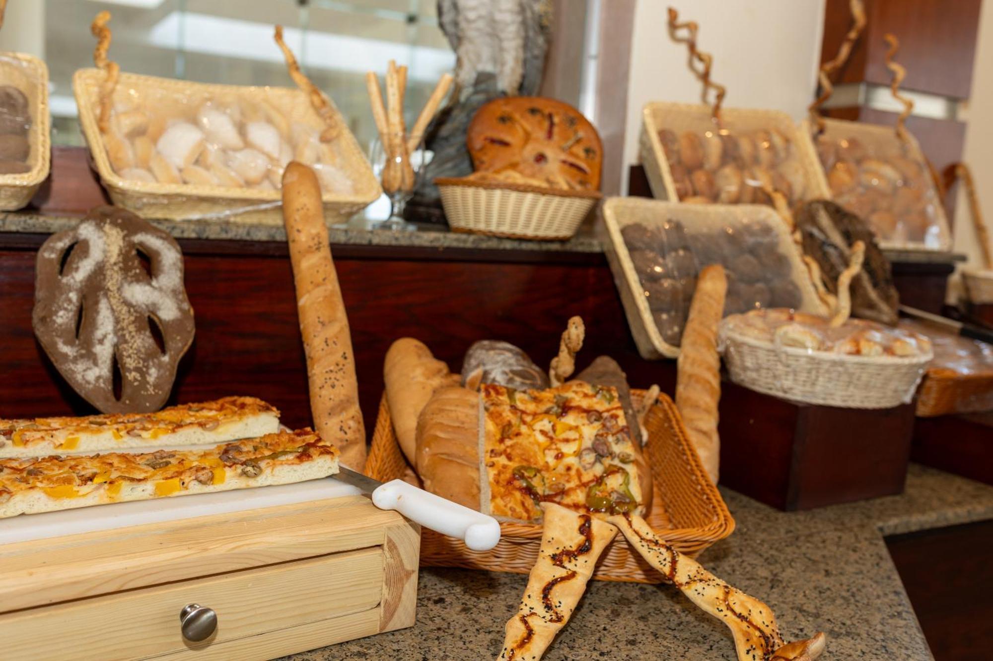 Grand Waterworld Makadi Family Star - Couples And Families Only Hotel Hurghada Eksteriør billede Bread at a buffet